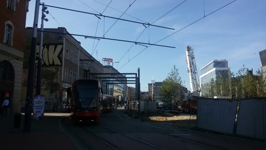 Wiata budowana przy nowym rynku w Katowicach