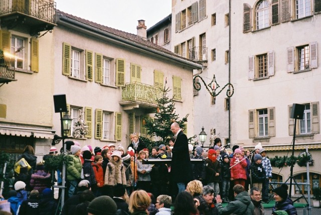 Pierwsza niedziela adwentu. Na jarmarku w miasteczku, dziecięcy ch&oacute;r umila zakupy rodzicom i turystom.
Fot. Cecylia Markiewicz