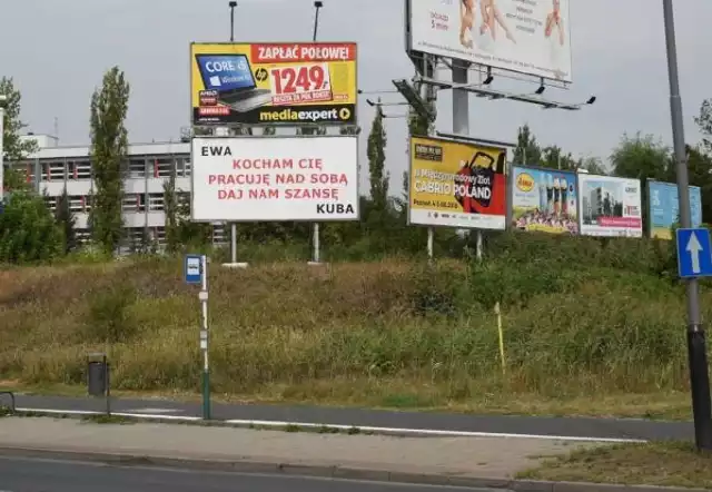 Jeden z poznaniaków o imieniu Kuba wykupił billboard na rondzie Starołęka z miłosnym wyznaniem kierowanym do Ewy. Inny zakochany miłość wyznaje bardziej "po partyzancku", wieszając transparent z wyznaniem miłości na moście Rocha. Zobacz zdjęcia ---->