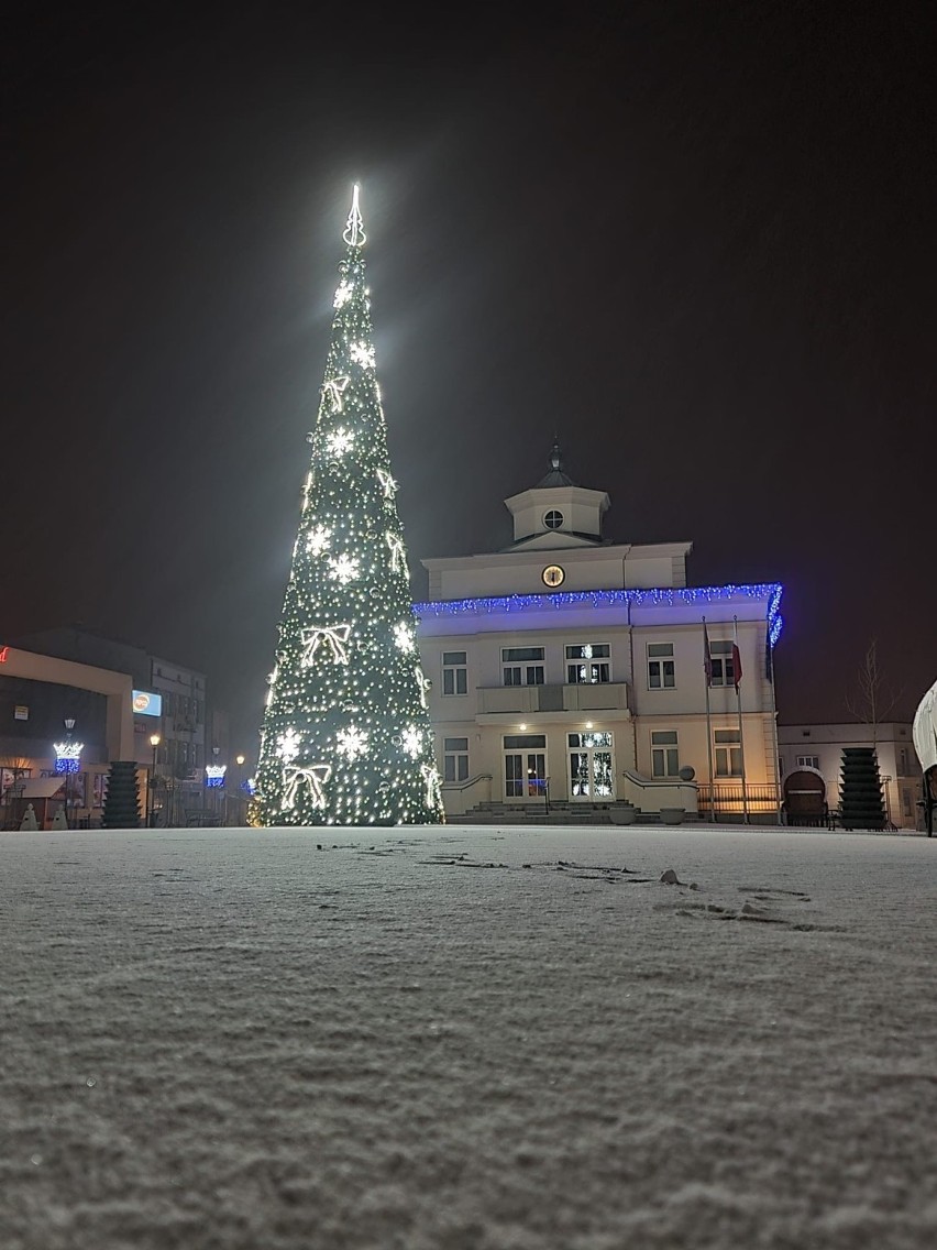 Muszyna odpaliła swój ogród świateł! Uzdrowisko rozbłysło. „Zimowy Park Świetlnych Postaci Bajkowych” [ZDJĘCIA]