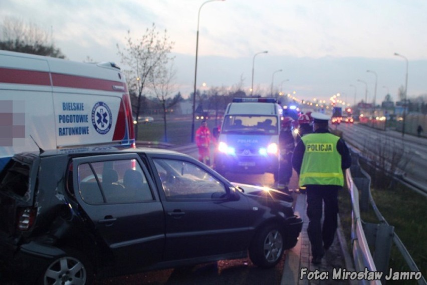 Wypadek w Bielsku-Białej. Samochód uderzył w karetkę, dziecko w szpitalu