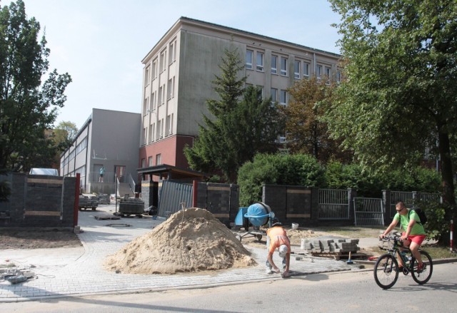 Dobiega końca jedna z ważniejszych tegorocznych inwestycji w radomskiej oświacie - rozbudowa Publicznej Szkoły Podstawowej numer 33.  Jest nowy segment dydaktyczny, hala sportowa.