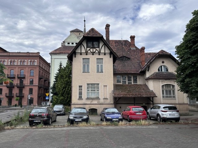 Willa przy ulicy Przemysłowej w Lesznie powstała w 1902 roku. Postawił ją dla siebie Heinrich Muller, mistrz budowalny.