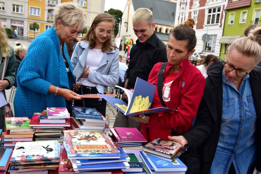 Człuchów. Narodowe Czytanie 2019. Polskie nowele zabrzmiały na rynku miejskim ZDJĘCIA WIDEO