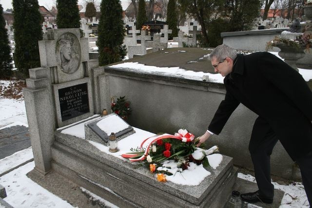 Kwiaty na grobie Brunona Nikoleiziga