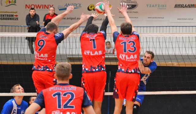 Marcin Kantor (przodem) omija rybnicki blok. W szlagierze grupy V (śląskiej) drugiej ligi siatkarzy, rozegranym w Andrychowie, miejscowy MKS pokonał TS Volley Rybnik 3:1.