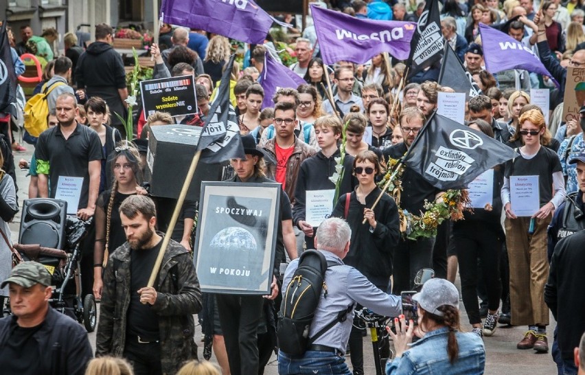 Aktywiści przeszli ulicami Gdańska i symbolicznie pogrzebali Ziemię [zdjęcia]