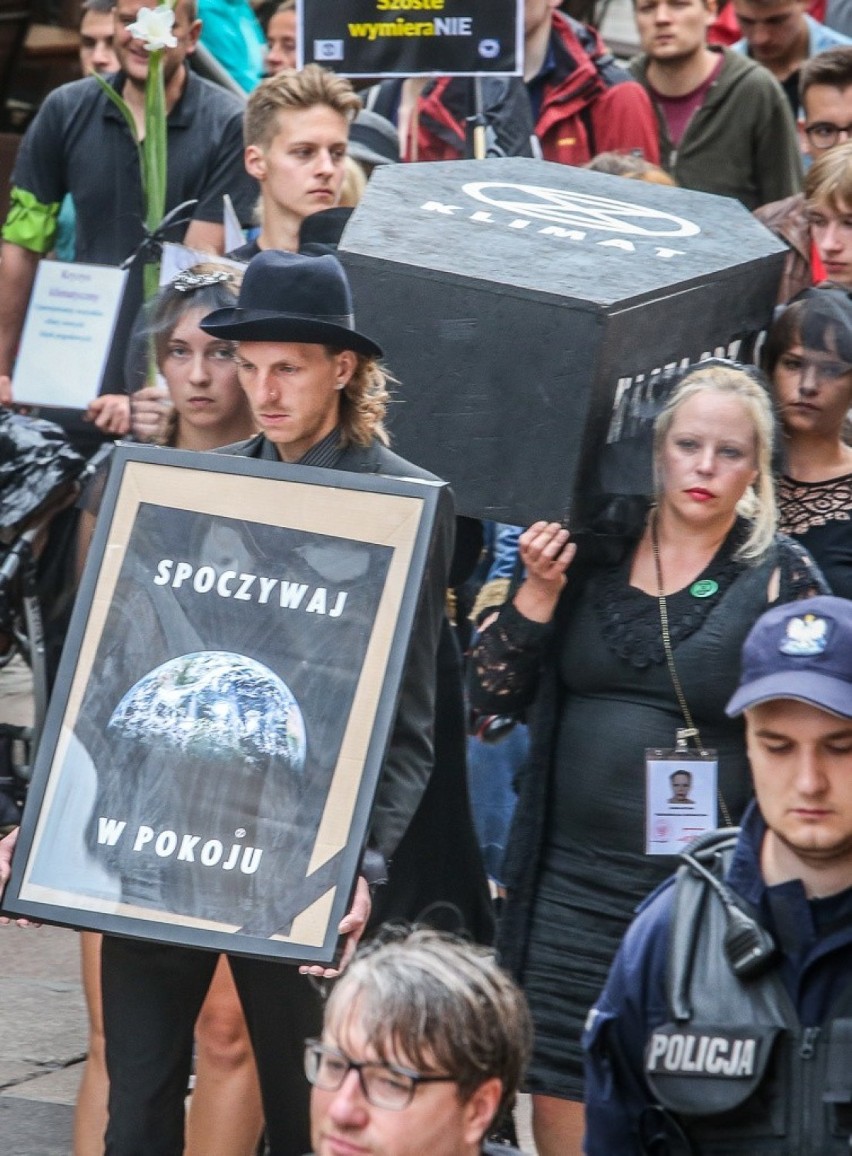 Aktywiści przeszli ulicami Gdańska i symbolicznie pogrzebali Ziemię [zdjęcia]