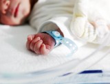 Koronawirus a poród. Jakie obowiązują zasady przy przyjęciu? Zalecenia do porodów rodzinnych