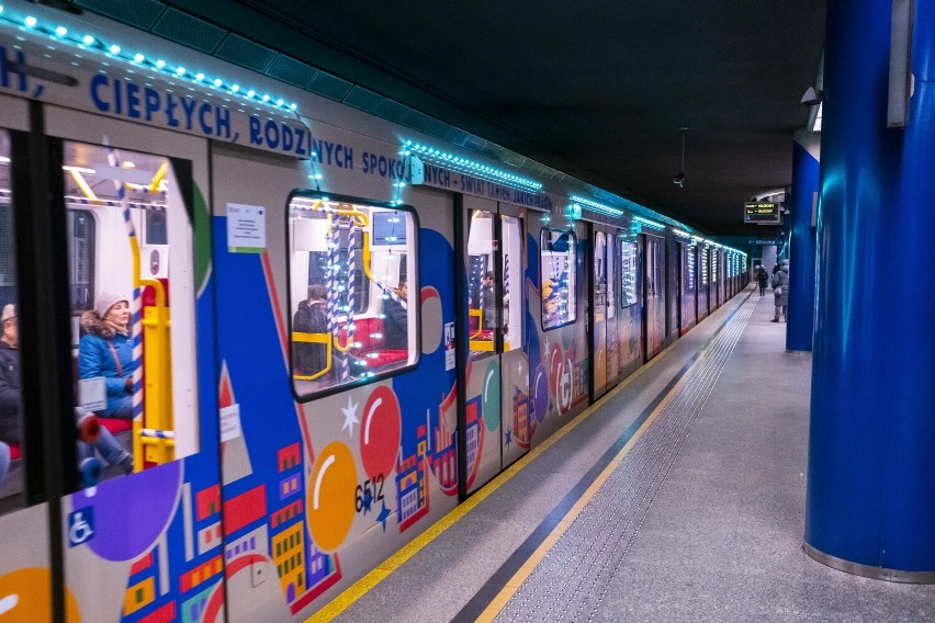 Świąteczne metro w Warszawie. Wyjątkowy pociąg już jeździ. Tak wygląda w środku