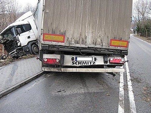 Wisła: Tir staranował terenówkę i zatrzymał się na skarpie [ZDJĘCIA]