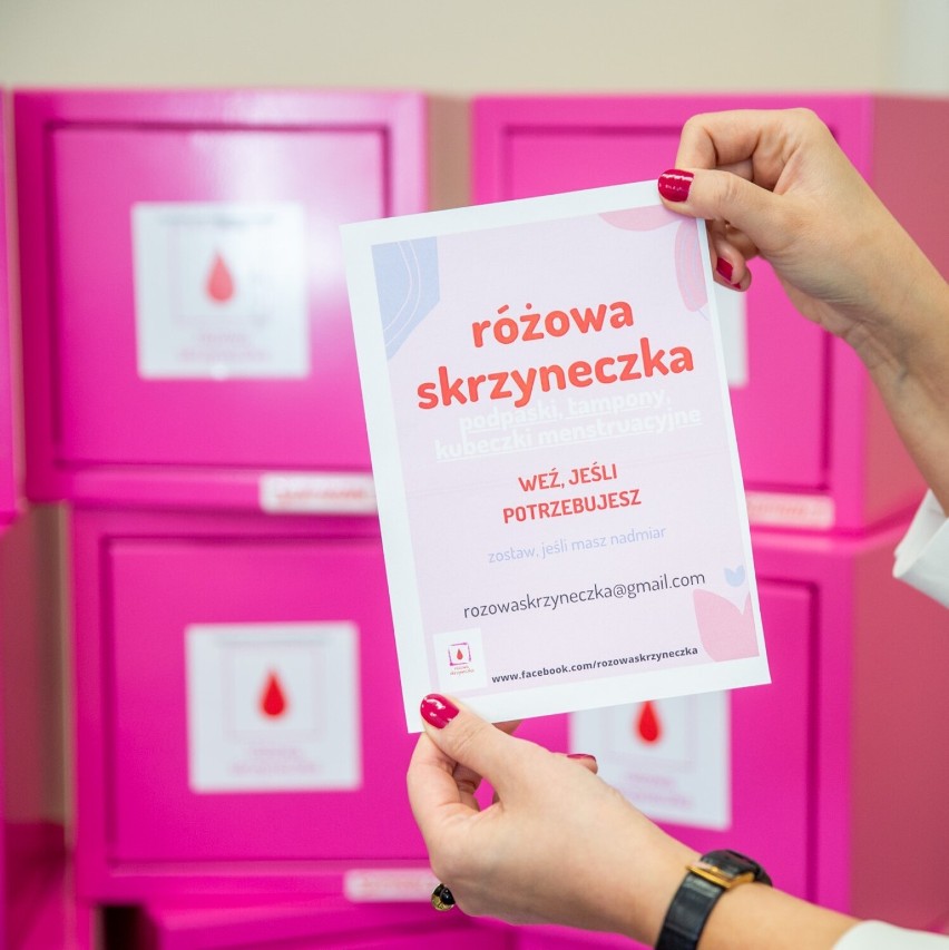 Różowe skrzyneczki, Warszawa. W 114 miejscach w stolicy pojawiły się pudełka z darmowymi środkami higieny menstruacyjnej