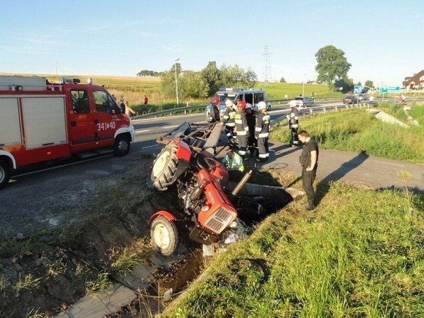 Śmiertelny wypadek Ptaszkowa: zderzenie motocykla z ciągnikiem, nie żyje 21-latek