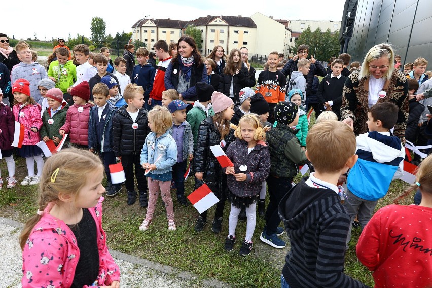 Leszno. Uczniowie Szkoły Podstawowej numer 7 i  9 oraz przedszkolaki wspólnie śpiewali  hymn na ulicy Józefa Wybickiego ZDJĘCIA i FILM