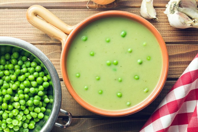 Pyszną zupę z zielonego groszku warto ugotować z dodatkiem ziemniaków i zagęścić łyżką mascarpone.