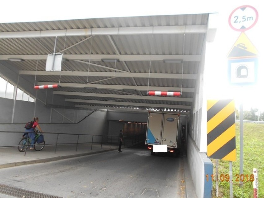 Kierowca auta dostawczego zakleszczył się w tunelu przy ul. Rejtana w Wejherowie