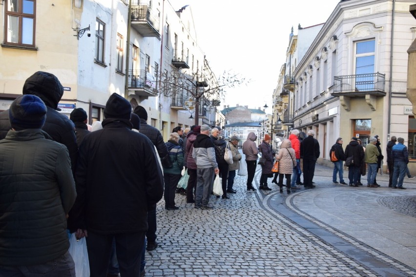 Kolejka sądeczan ustawiła się o 14 20 pod sądeckim CIT-em