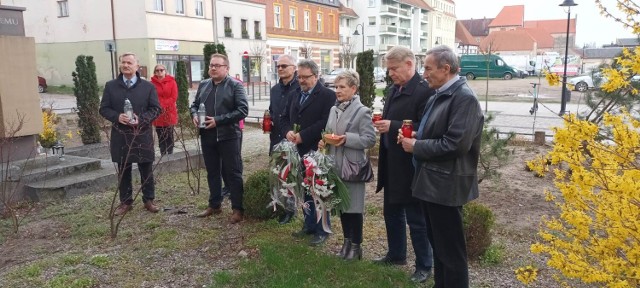 W niedzielne popołudnie 16 kwietnia działacze i sympatycy Prawa i Sprawiedliwości spotkali się przy pamiątkowej tablicy przy Sanktuarium św. Jakuba Ap. w Lęborku, żeby zapalić znicze, złożyć kwiaty i pomodlić się dziesiątką Różańca w intencji tej narodowej tragedii sprzed 13 lat.