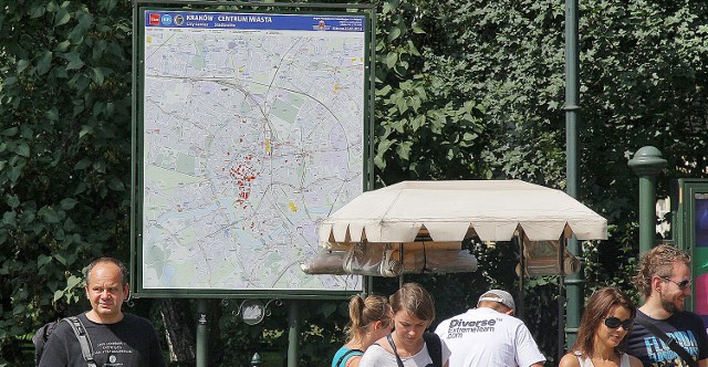 W centrum Krakowa jest 11 map, niektóre zawierają błędne informacje na temat nazw ulic