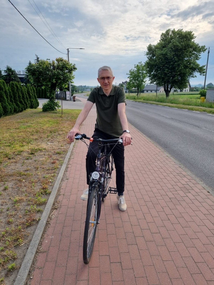 Pleszew. Burmistrz Arkadiusz Ptak jak prezydent Poznania. Do pracy przyjechał na rowerze