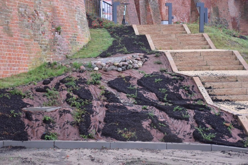 Malbork. Ulewa obnażyła kolejne problemy w mieście. Ziemia spłynęła ze skarpy na bulwarze nad Nogatem. Partactwo czy nadmiar deszczówki?