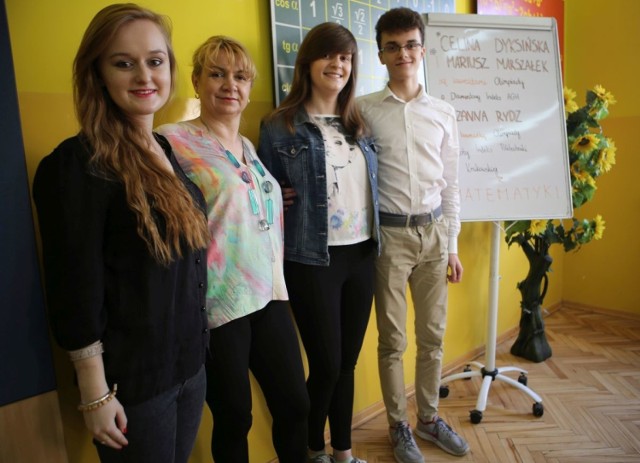 Uzdolnieni matematycznie maturzyści „Sikorskiego” ze swoją nauczycielką: (od lewej) Zuzanna Rydz, Jadwiga Suliga, Celina Dyksińska i Mariusz Marszałek.