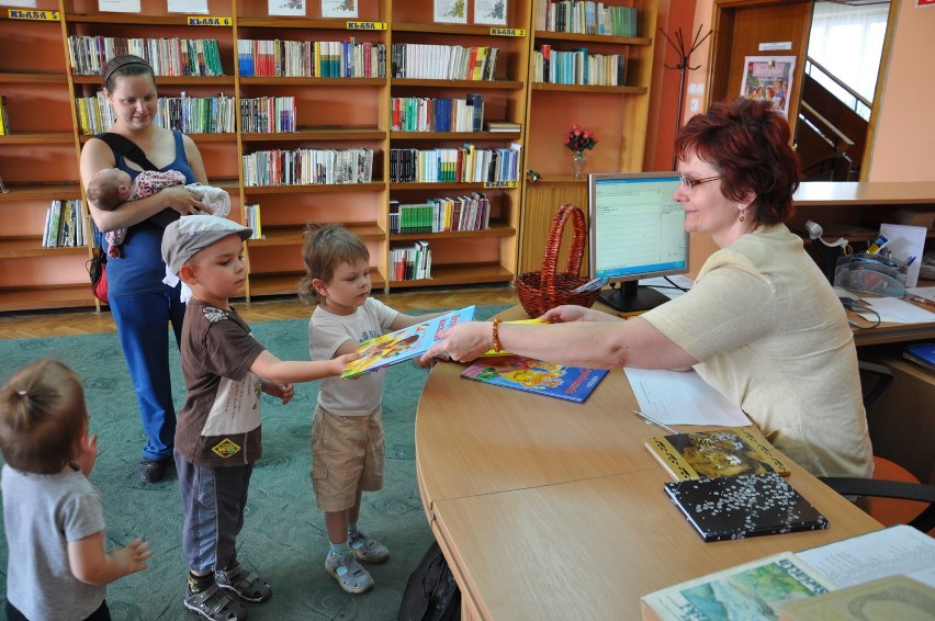 Krotoszyn - Biblioteka rozdaje książki nowo zapisanym czytelnikom. Warunek: wiek do 6 lat