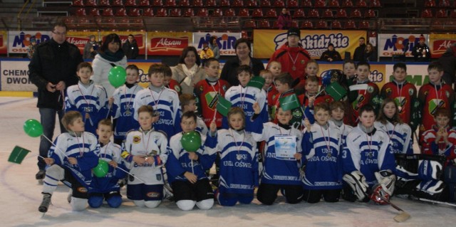 Oświęcimska młodzież hokejowa awansowała do dalszych gier w rywalizacji na Śląsku.