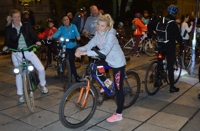 Nadeszła długo oczekiwana przez rowerzystów chwila. Rowerostrada Zielona Strzała jest już gotowa. W sobotę 6 października nastąpiło jej oficjalne otwarcie. W związku z tym odbyła się Nocna Masa Krytyczna, która wystartowała z placu Bohaterów i udała się w kierunku zbudowanej rowerostrady. 

Uczestnicy pojechali w kierunku placu przed nową kładką pieszo-rowerową u zbiegu ulic Sikorskiego, Głowackiego i Kożuchowskiej, gdzie nastąpiło oficjalne otwarcie. Wydarzenie urozmaicił występ Kasi Cerekwickiej. Po koncercie zaplanowano pokaz sztucznych ogni.

Trasa Nocnej Masy Krytycznej: 
- Bohaterów Westerplatte
- Chrobrego
- Plac Piłsudskiego
- Podgórna
- Wrocławska
- Konstytucji 3 Maja
- Długa
- Dąbrówki
- Zjednoczenia
- wjazd na rowerostradę Zielona Strzała z nowego ronda -> wyremontowany wiadukt nad Aleją Wojska Polskiego
- przejazd pod wiaduktami na Łużyckiej
- Morwowa
- rondo Nauczycieli Tajnego Nauczania >Park Kolejki Szprotawskiej
- Ogrodowa
- Kukułcza
- nowa kładka nad Sikorskiego
- Piwna
- Nowa
- Browarna
- Kożuchowska
- Emilii Plater
- Waszczyka (zjazd z rowerostrady)
- Botaniczna
- Jaskółcza
- Głowackiego.



Zobacz również: Czy ścieżki rowerowe są bezpieczne?

Źródło:Dzień Dobry TVN