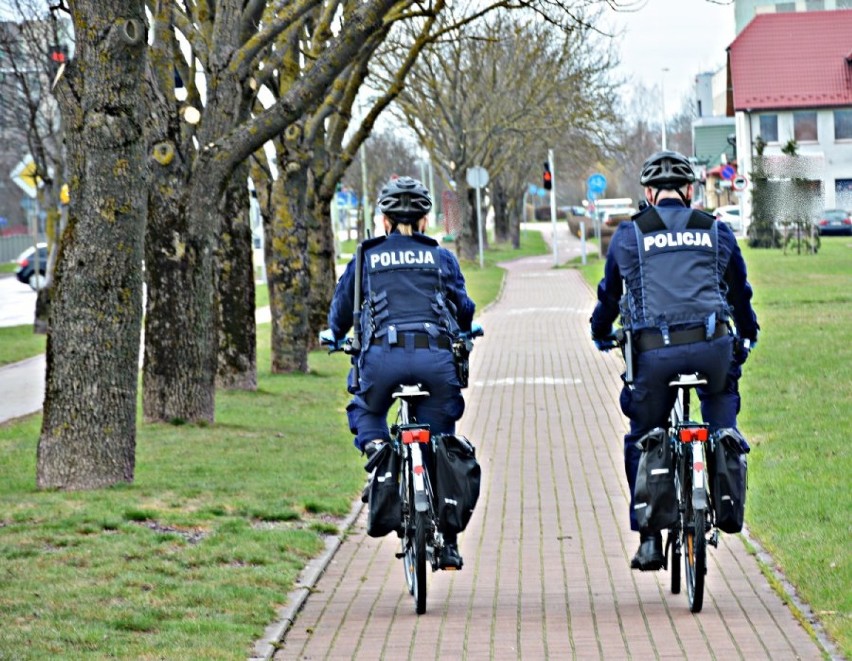 Policja w Suwałkach wzbogaciła się o dwa rowery. Stróżom porządku przekazał je starosta [Zdjęcia]