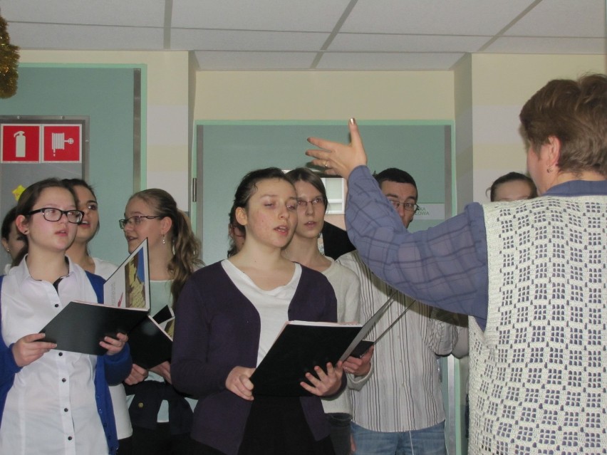Uczniowie II LO w Kaliszu dali koncert w kaliskim szpitalu