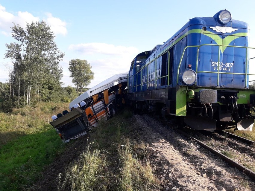 Wypadek w Skroninie na linii kolejowej Opoczno-Końskie. Pociąg uderzył w autobus, trzy osoby ranne [ZDJĘCIA]
