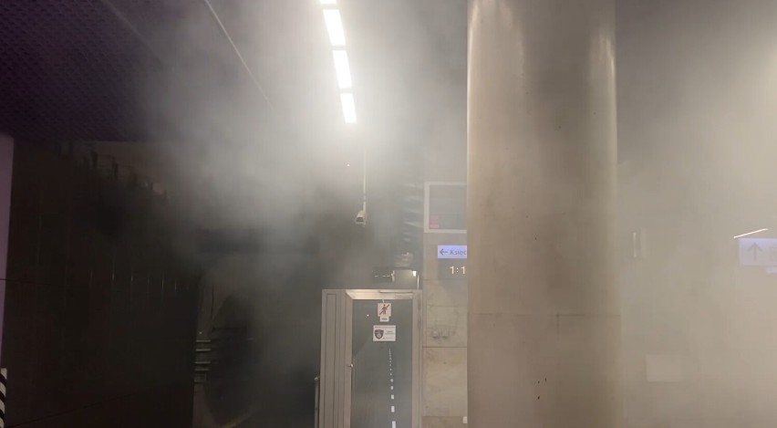 Dym na stacji metra Nowy Świat-Uniwersytet. Nocne ćwiczenia...