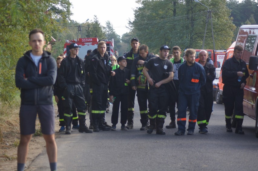 Ponad 200 mieszkańców, rodzina, strażacy, policjanci i wójtowie szukało  mieszkańca Kolonii Strobin. Znaleziono jego zwłoki[FOTO, FILM]