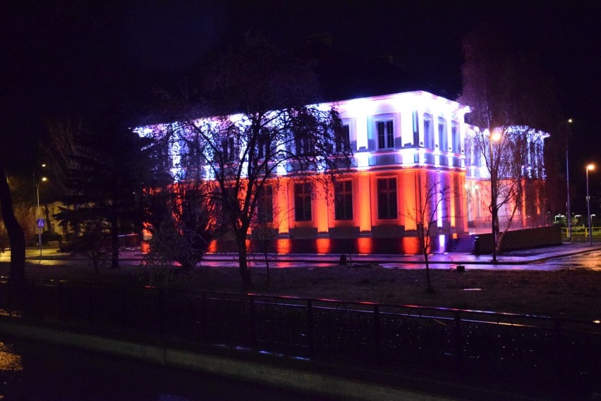 W Dzień Flagi urząd miasta w Pruszczu mienił się biało-czerwonymi barwami. Zobaczcie zdjęcia!