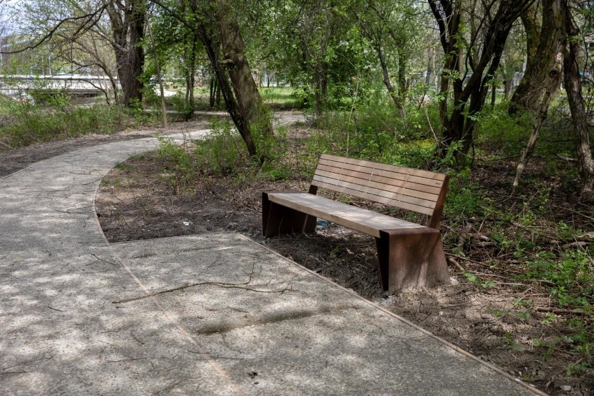 Społecznikom nie podobają się betonowe wylewki w parku