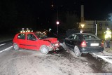 Wypadek w Białymstoku. Renault uderzył w opla [zdjęcia]