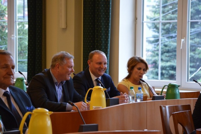 Damian Nowak (drugi z prawej) dosyć niespodziewanie został wiceprzewodniczącym rady powiatu