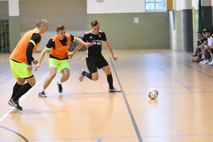Koniec grupowych rozgrywek w Żarskiej Lidze Futsalu. Wiemy kto zagra w finale!