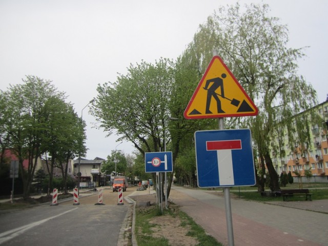 Postępy prac remontowych na ul. Jagiellońskiej w Ustce wyraźnie postępują. 6 maja zamknięto ostatni odcinek drogi, na którym trwają jeszcze prace.