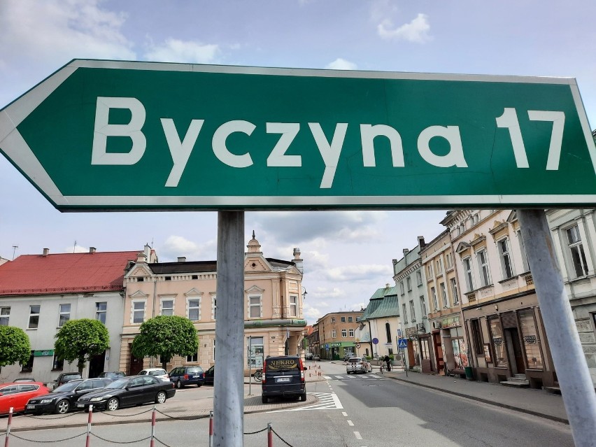 Wołczyn, drogowskaz wskazujący drogę do Byczyny