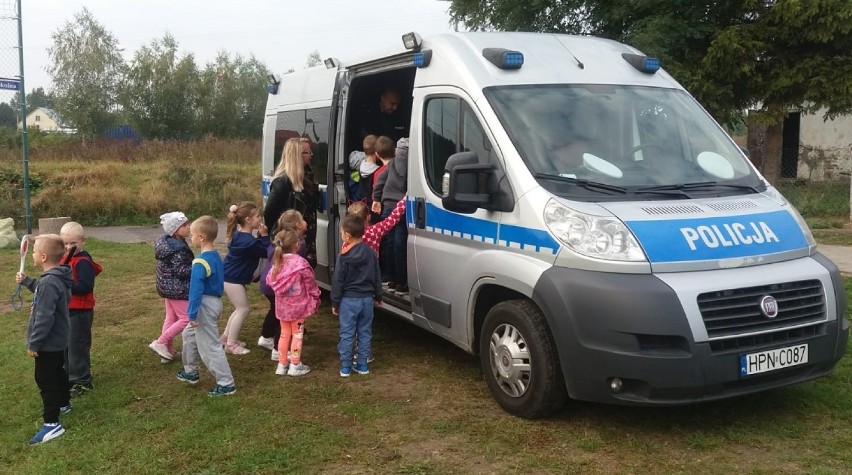 Policjanci z Pruszcza brali udział w europejskiej akcji Edward - prowadzili zajęcia edukacyjne, kontrolowali kierujących [ZDJĘCIA]