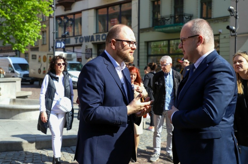 Minister sprawiedliwości Adam Bodnar (z prawej) z "wyborczą"...