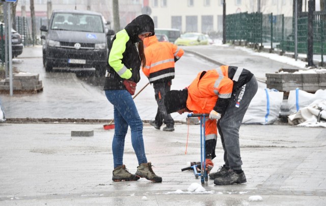 Opady śniegu nie przeszkadzają w kontynuowaniu prac przy montażu fontanny na nowo powstającym Rynku Zdrojowym w Busku. >>>Więcej zdjęć na kolejnych slajdach