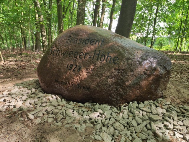 Monument Adolfa Schwiegera, który przekazał dotację na dawną infrastrukturę turystyczną okolic Szczecina stoi ponownie – jest zabezpieczony przed obrastaniem przez mech, posiada odmalowaną inskrypcję