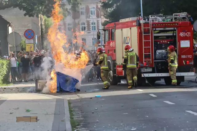 Protest pod budynkiem komisariatu policji w Lubinie 8.08.2021