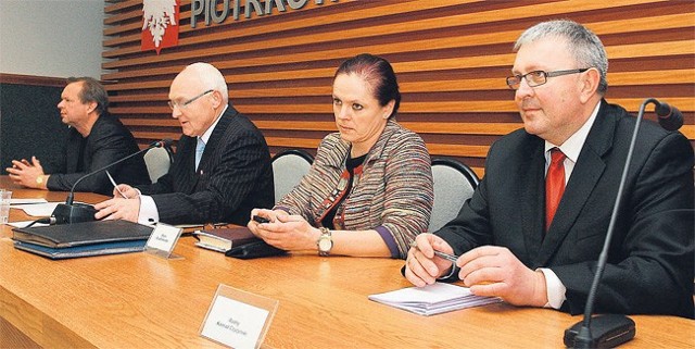 Prezydium rady (od lewej): Paweł Szcześniak, Jan Dziemdziora, Ewa Ziółkowska oraz Konrad Czyżyński