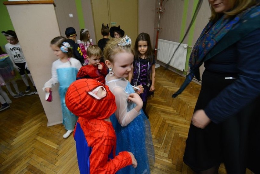 Wróżby, zabawy, tańce na Andrzejki w Ośrodku Promocji Aktywności Kulturalnej w Sandomierzu