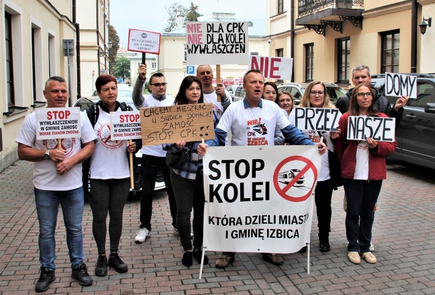 W hotelu konferencja prasowa, a na zewnątrz - protest