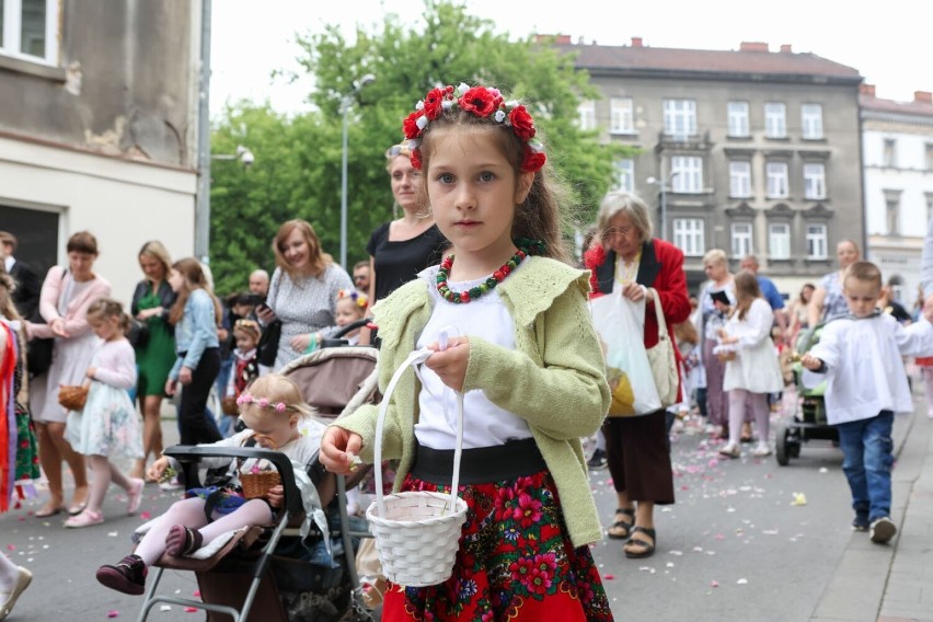 Ulicami Tarnowa przeszła procesja Bożego Ciała, tłumy wiernych uczciły tajemnicę Eucharystii ZDJĘCIA